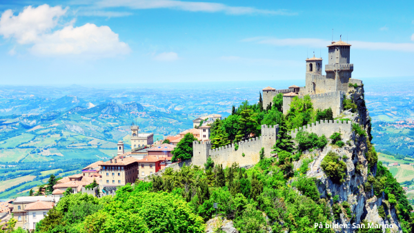Vy över slott i San Marino